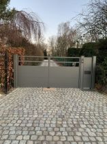 portail_aluminium_avec_la_base_dun_klavel_et_personnalise_pour_la_partie_haute_.jpg