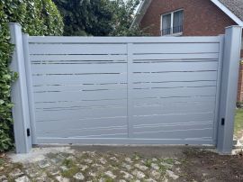 portail_coulissant_aluminium_modele_stas_avec_decoupe_en_pente_.jpeg